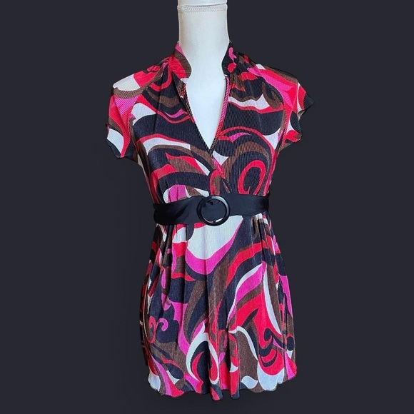 Swirl v-neck blouse with built in belt

Size: S - Picture 1 of 3